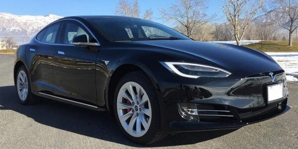 Электрокар Tesla Model S стал быстрейшим в мире бронированным авто