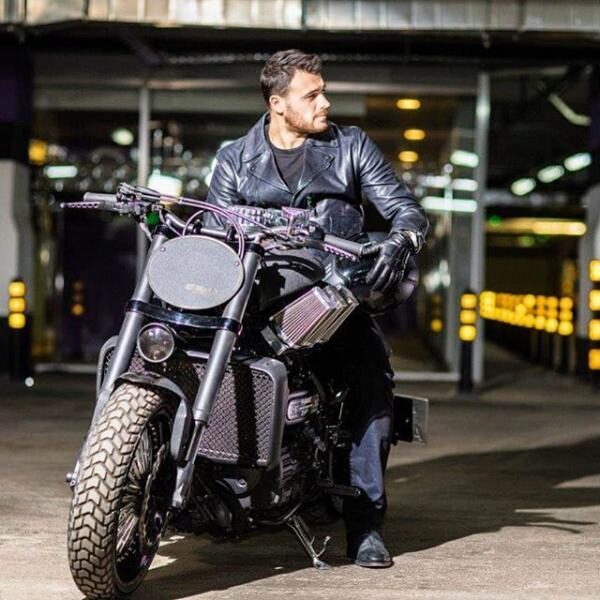 Эмин Агаларов на мотоцикле напомнил фанатам персонажа фильма “Терминатор”