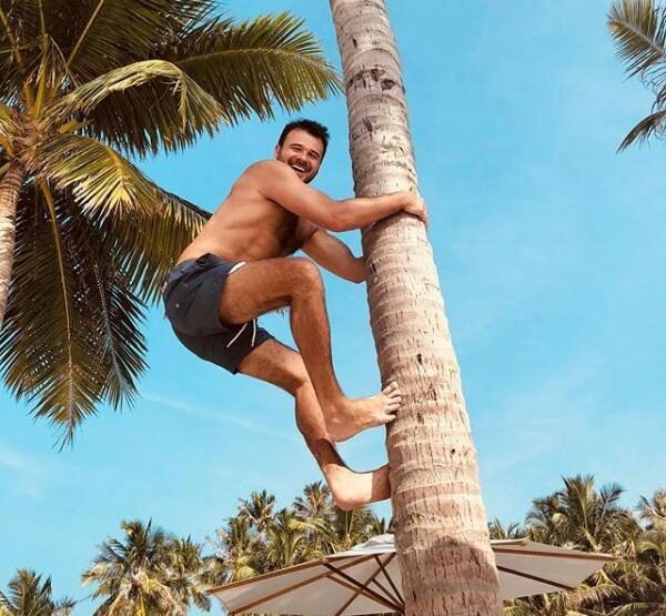 Эмин Агаларов забрался на пальму во время своего отдыха