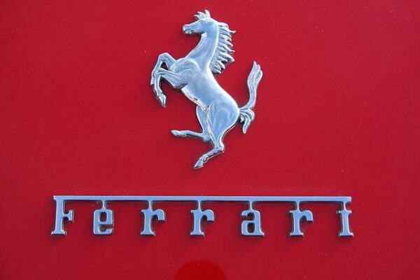 Ferrari готовит мощный суперкар с двигателем V8