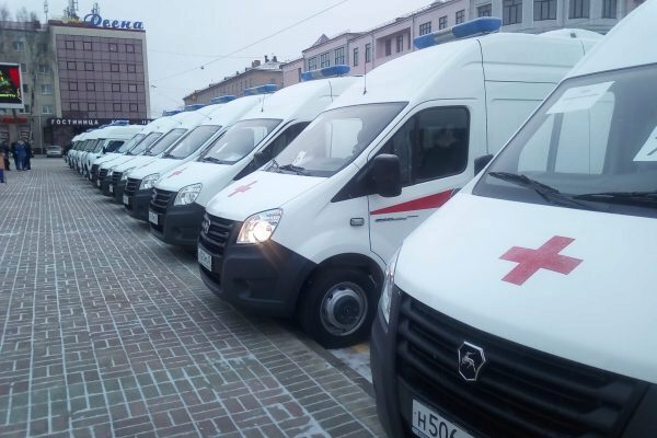 Губернатор Богомаз вручил ключи от 23 новых машин скорой помощи