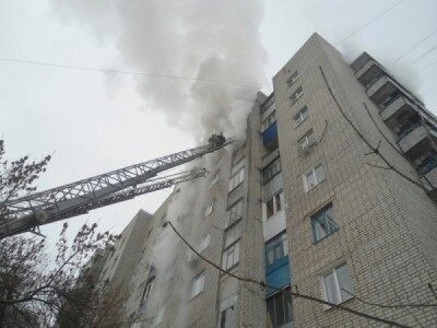 Из-за пожара в Курске эвакуированы десятки людей