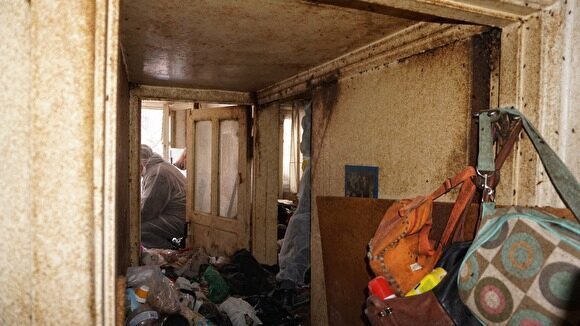 Из квартиры, которую пенсионерка превратила в помойку с тараканами, вывезли часть мусора