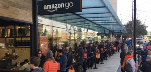 К магазину Amazon без касс выстроилась очередь покупателей