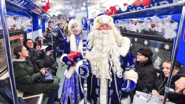 Как власти Москвы поздравили пассажиров метро и МЦК с Новым годом
