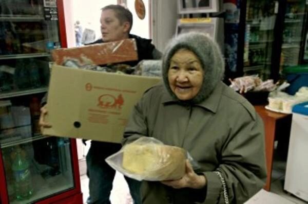Калужская бизнесвумен решила раздавать хлеб бесплатно и пожалела об этом - пенсионеры передрались
