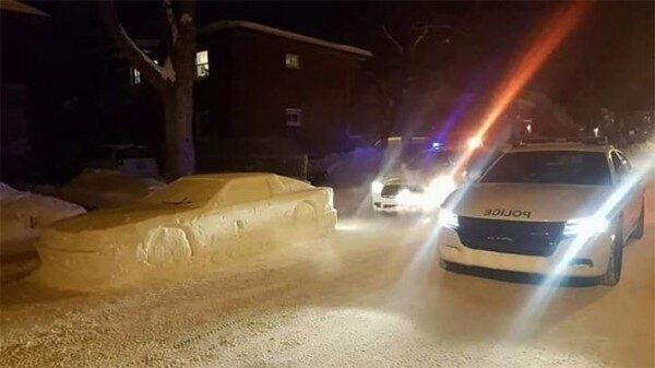 Канадец разыграл полицейский снежным автомобилем