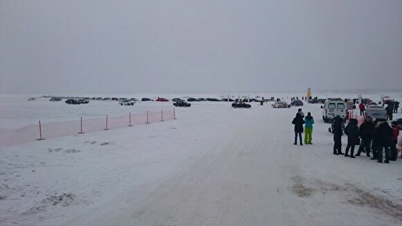 Казаки не пускают участников гонок на лед озера Балтым