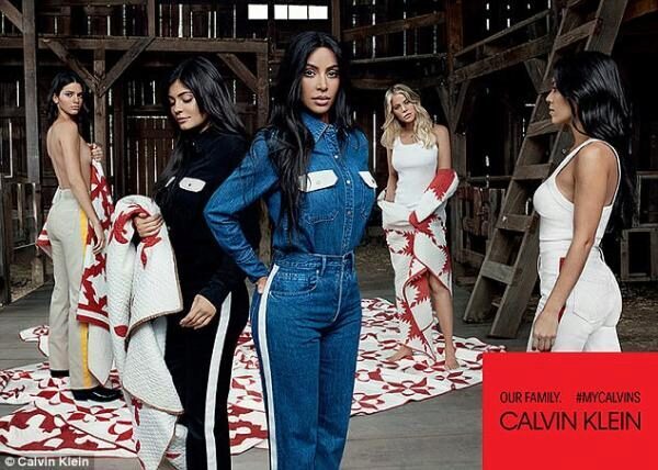 Ким Кардашьян с сестрами снялась в сексуальной рекламе нижнего белья от Calvin Klein