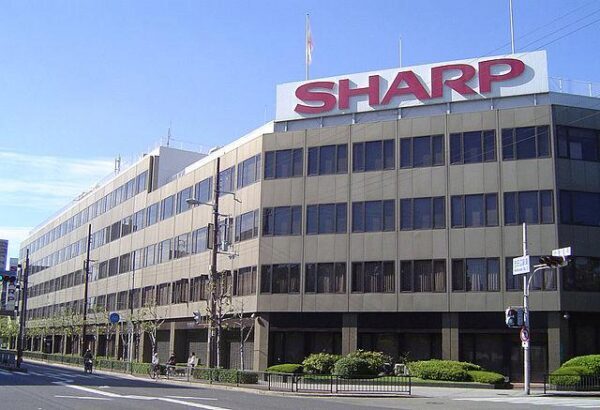 Компания Sharp выходит на рынок с безрамочным смартфоном