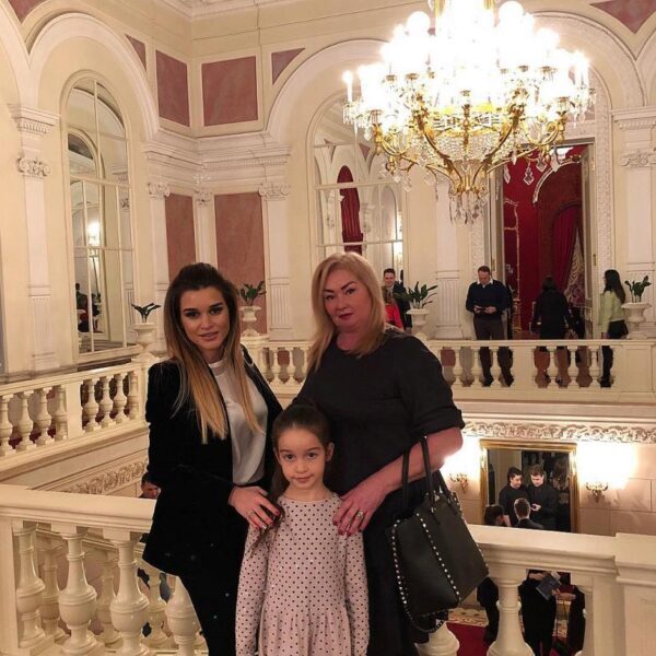 Ксения Бородина с мамой и дочерью Марусей посетила “Лебединое озеро” в Москве