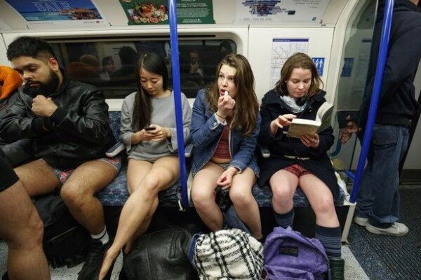 Люди по всему миру прокатились на метро без штанов