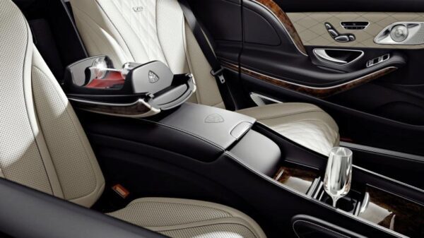 Mercedes-Maybach предлагается покупателям с посеребренными бокалами для шампанского за 300 тыс рублей