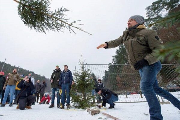 Метание елок и метлохокей - вот главные атрибуты праздника снега в Петрозаводске