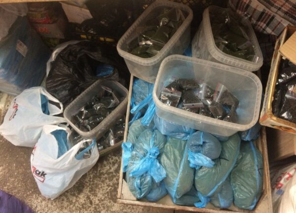 Милиция изъяла у 2-х рыночных торговцев в Калининграде 70 кг насвая