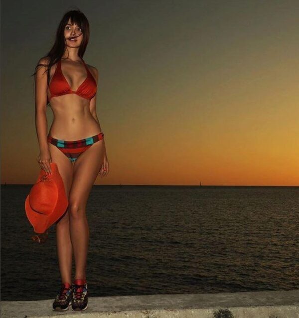Модель Мария Лиман показала грудь на эротическом фото в бассейне в Таиланде