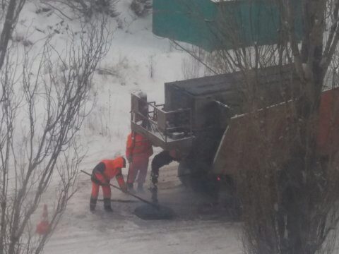 На 1-й Дачной в снегопад рабочие делали ямочный ремонт