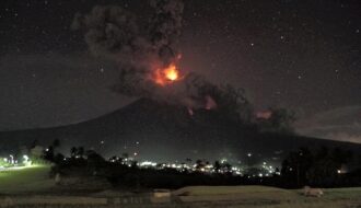 На Филиппинах произошло извержение вулкана Майон