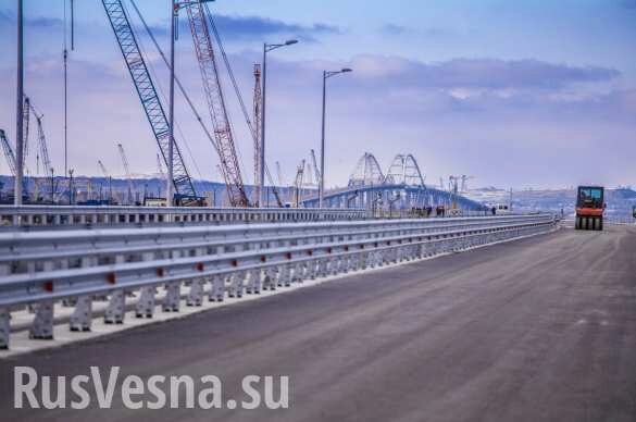 На Крымском мосту устанавливают ограждения и мачты освещения (ФОТО)