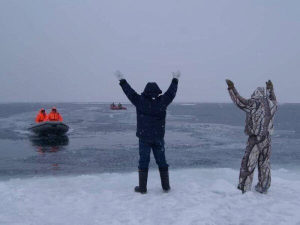 На Сахалине оторвало от берега льдину с рыбаками