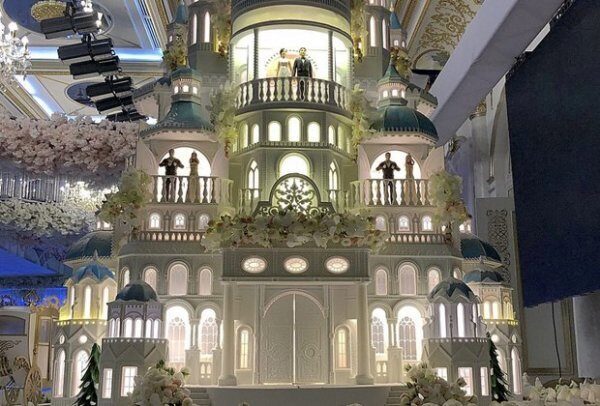 На свадьбе в казахском Шымкенте подали 1,5-тонный торт в виде дворца