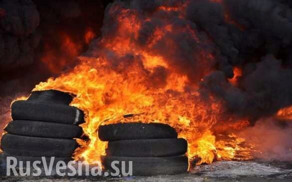 На Украине принимают закон «о реинтеграции Донбасса», под Радой начались столкновения, горят шины (ФОТО, ВИДЕО)