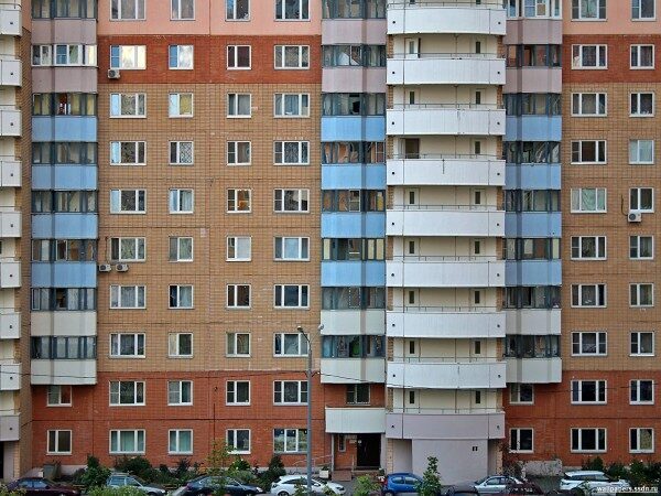 На Урале наркоман заставил людей прыгать с балкона