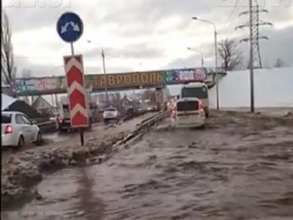 На Ставрополье из-за прорыва трубы без воды остались не менее 9 тыс. человек