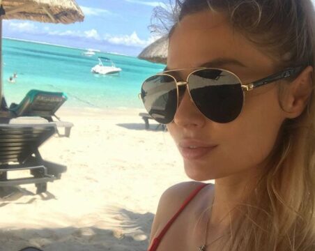 Наталья Рудова опубликовала в Instagram селфи на пляже в красном купальнике