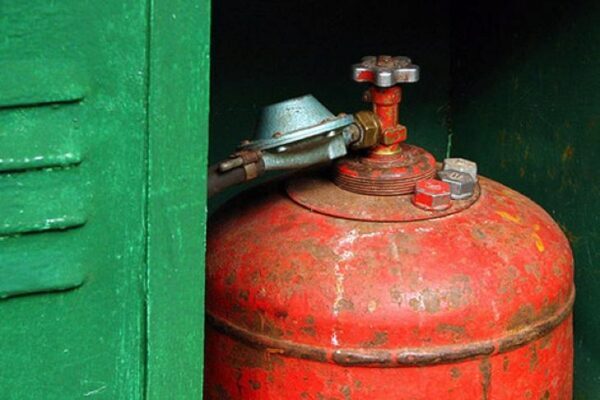 Неисправный газовый баллон стал причиной взрыва в жилом доме в Омске