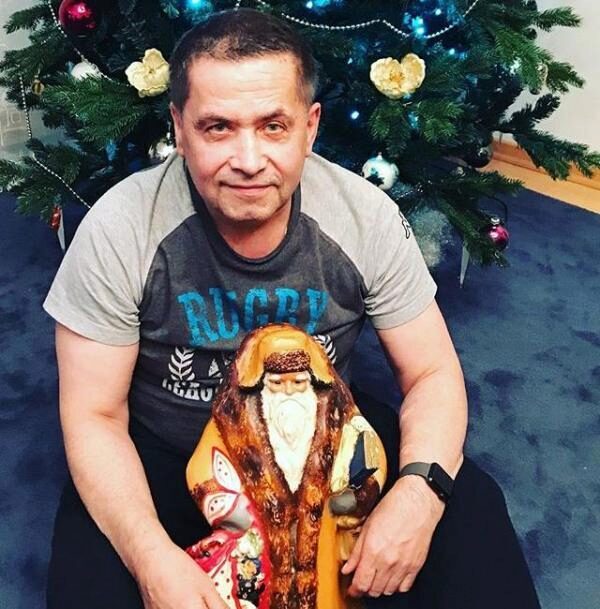 Николай Расторгуев порадовал фанатов снимком с игрушечным Дедом Морозом из детства