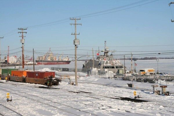 Новейший корабль ВМС США при первом походе застрял во льдах