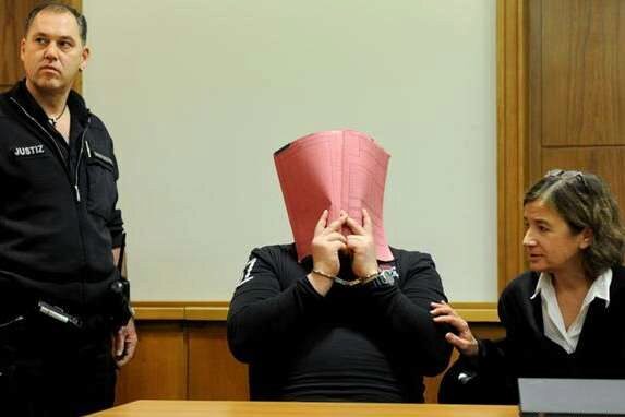 Осужденного за убийство 6-ти пациентов германского медбрата обвинили еще в 97 убийствах