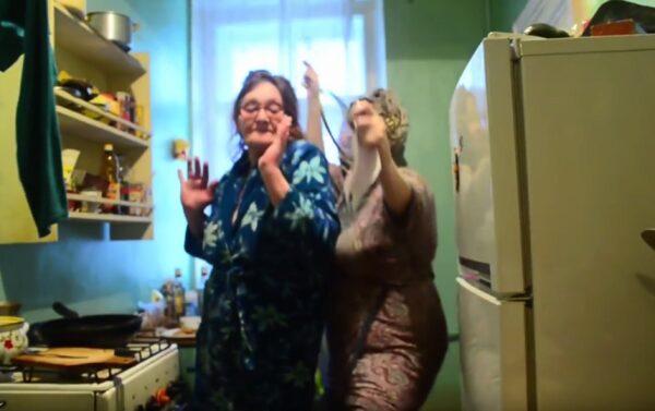 Пенсионерки из Петербурга поддержали ульяновских курсантов эротическим видео
