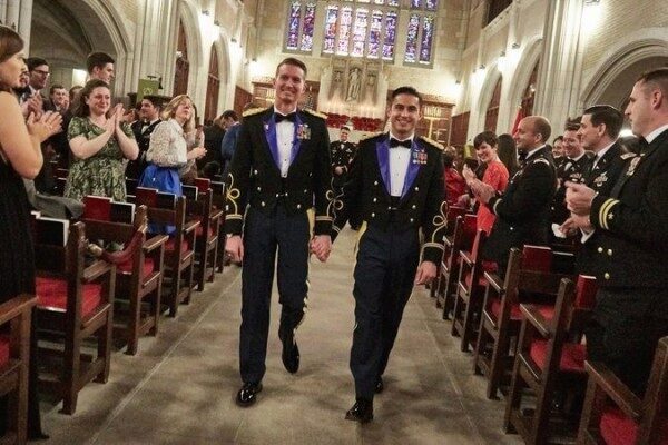 Пентагон одобрил однополые браки американских военнослужащих