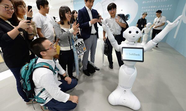 Первый в мире робот-продавец уволен за неуместные шутки спустя неделю работы