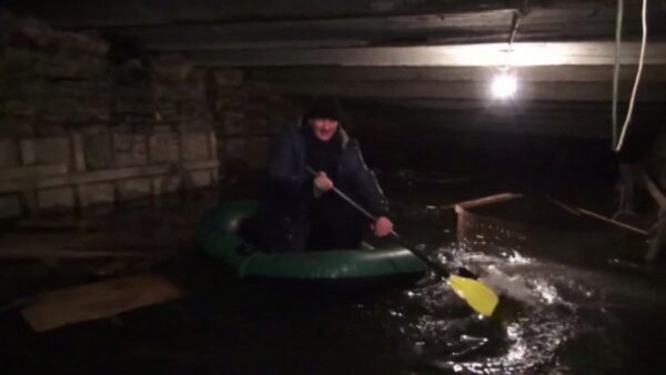Петербуржцы устроили лодочный заплыв в затопленном подвале