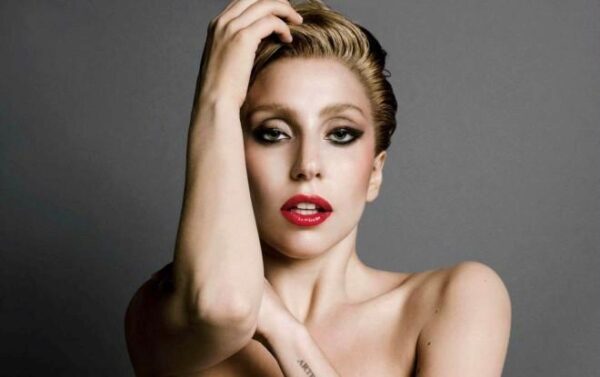Певица Леди Гага показала фанатам фигуру в откровенном купальнике