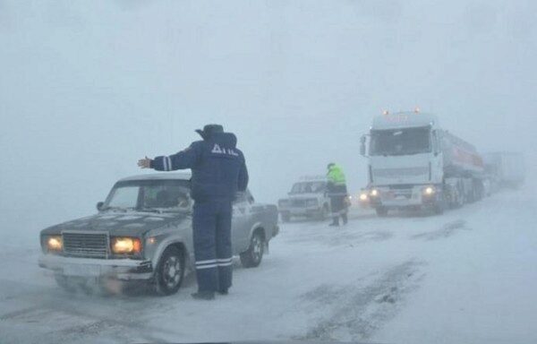 Под Новосибирском полицейские пришли на помощь замерзающим водителям