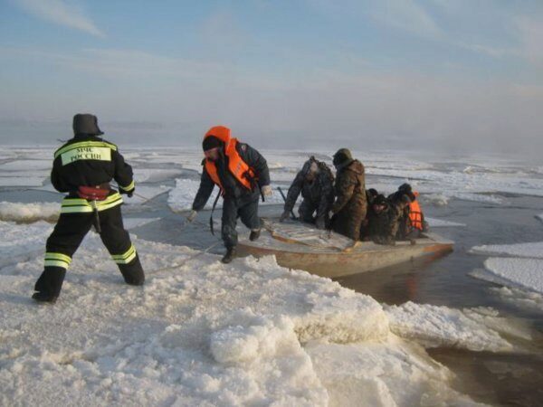 Под Саратовом три рыбака на самодельной телеге ушли под лед