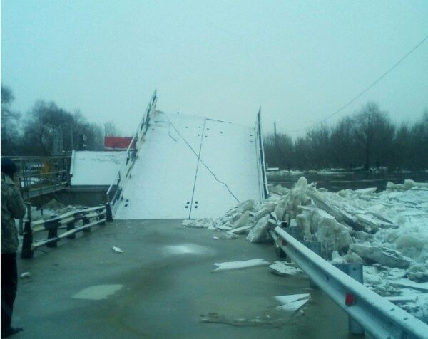 Под Владимиром лед сдвинул мост