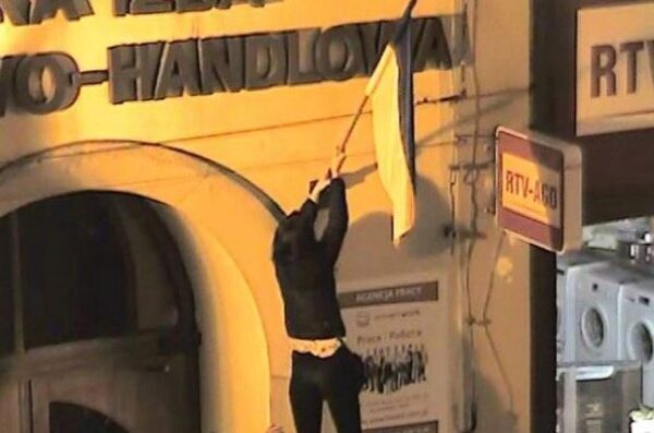 Польский суд оштрафовал 3-х молодых людей за разрушение украинского желто-голубого флага