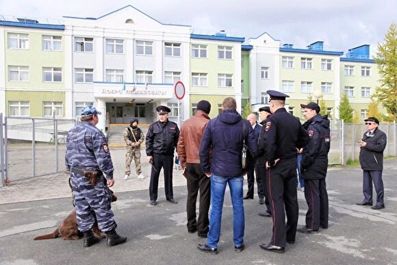 После резни в Перми и Улан-Уде на Ямале наказали педагогов за доступ посторонних в школы