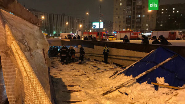 При обрушении строительных лесов у метро в Москве пострадал нижегородец