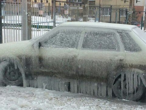 Прорыв трубопровода в Саратове превратил автомобиль в ледяную скульптуру