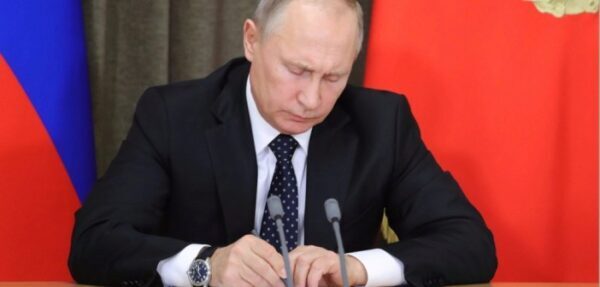 Путин продлил ограничение на транзит украинских грузов