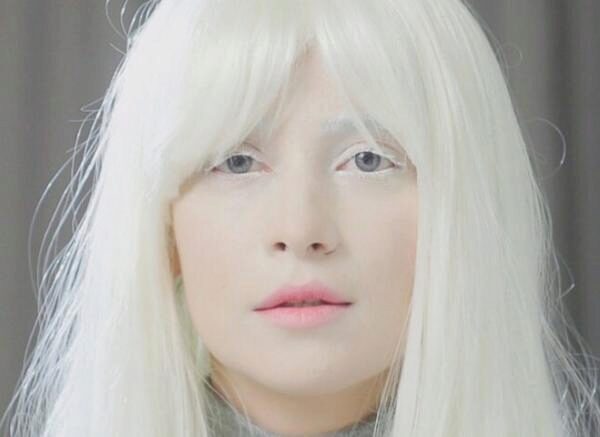 Равшана Куркова шокировала поклонников своим перевоплощением в альбиноса