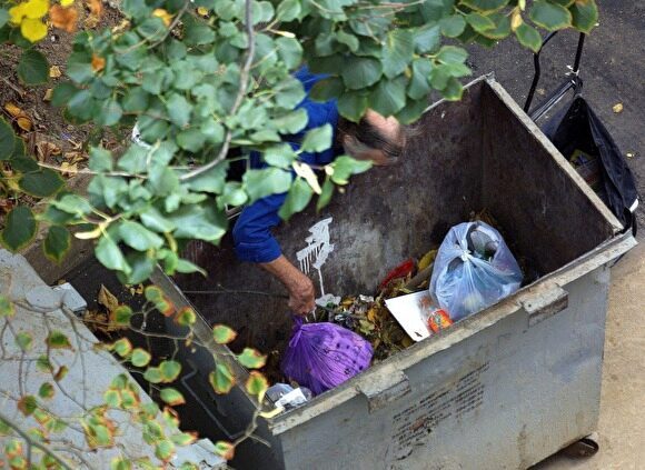Роспотребнадзор предлагает вывозить мусор из дворов вдвое реже и по ночам