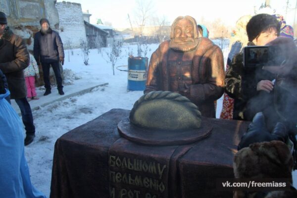 «Рот радуется». В Челябинской области появился монумент пельменю