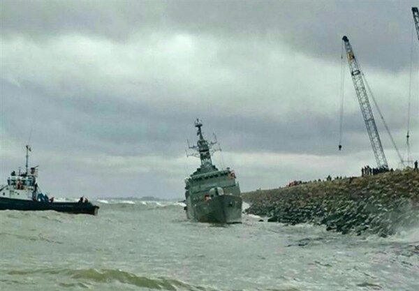 Самый большой военный корабль ВМС Ирана разломился на две части